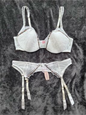 Victoria’s Secret Very Sexy white lace w/ leopard trim bra & garter set 34b XS/S